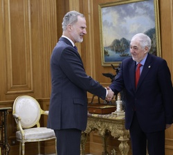 Su Majestad el Rey saluda al presidente del Tribunal Constitucional,  Cándido Conde-Pumpido Tourón